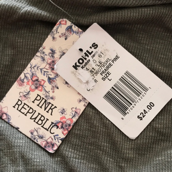 ⭐️Flowy tank top with key hole opening NWT⭐️ - Picture 8 of 9